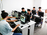 学员正在练习操作