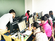 冯老师正在辅导学员