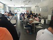 学员正在食堂用餐