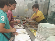 学员正在自选打餐